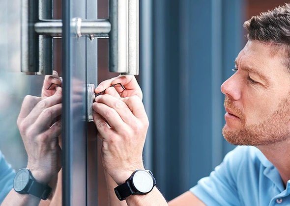 Emergency commercial locksmith services for quick and reliable business lock solutions.